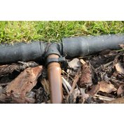 16 mm konektor z obrubníku - 25x25x16mm - pro napojení kapkovací/distribuční hadice