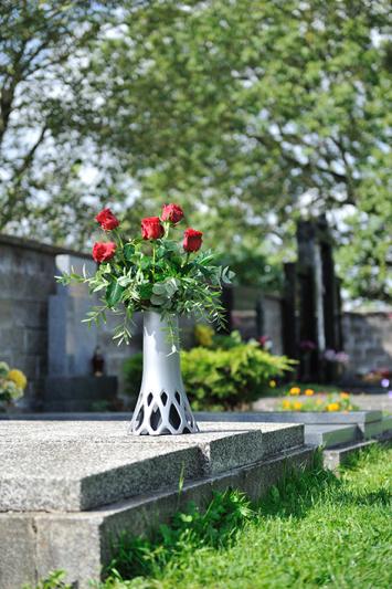 Hřbitovní  váza ROSETA se zátěží 1,3 l stříbrná